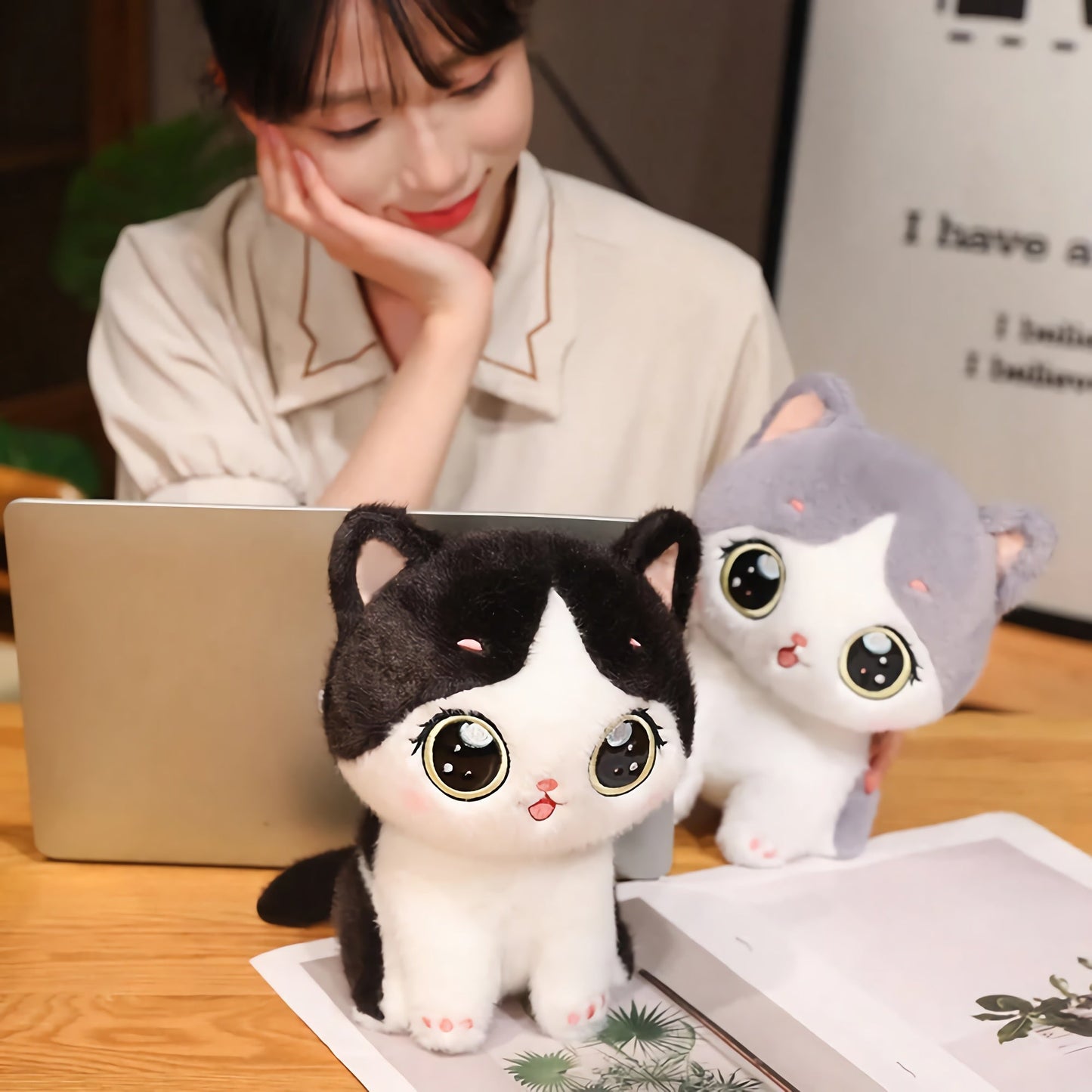 Adorable peluche chaton aux grands yeux