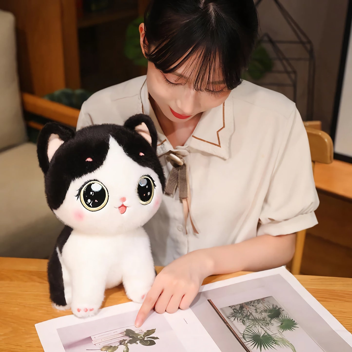 Adorable peluche chaton aux grands yeux