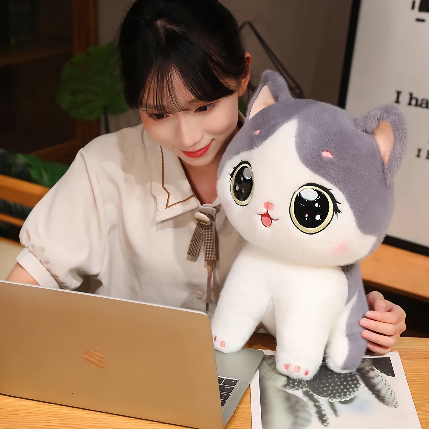 Adorable peluche chaton aux grands yeux