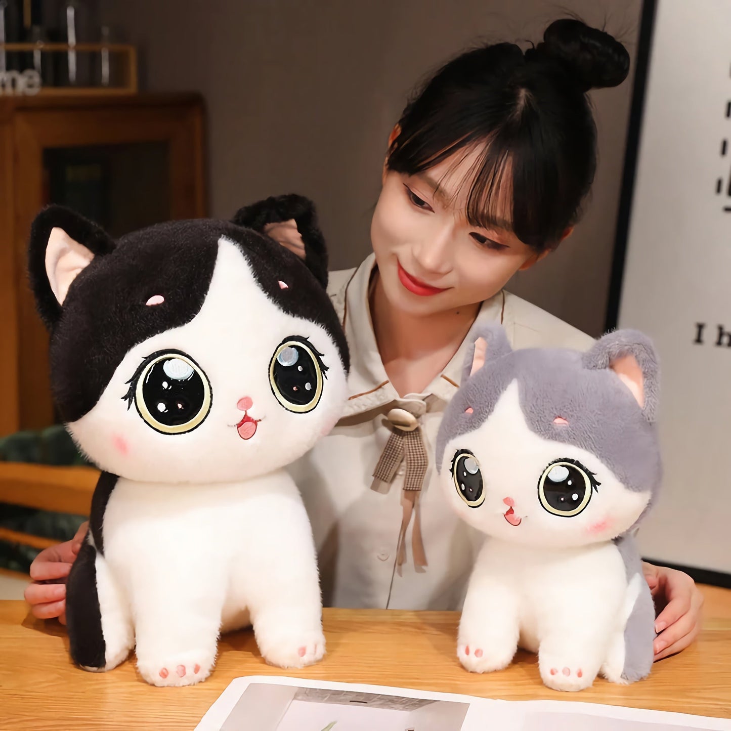 Adorable peluche chaton aux grands yeux